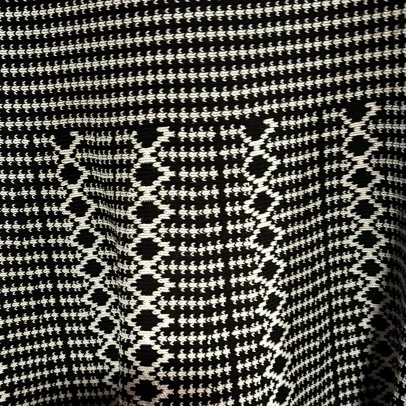 Alice & Olivia Sleeveless Black and White Patterned Fit-and-Flare Dress, Med - Picture 6 of 9